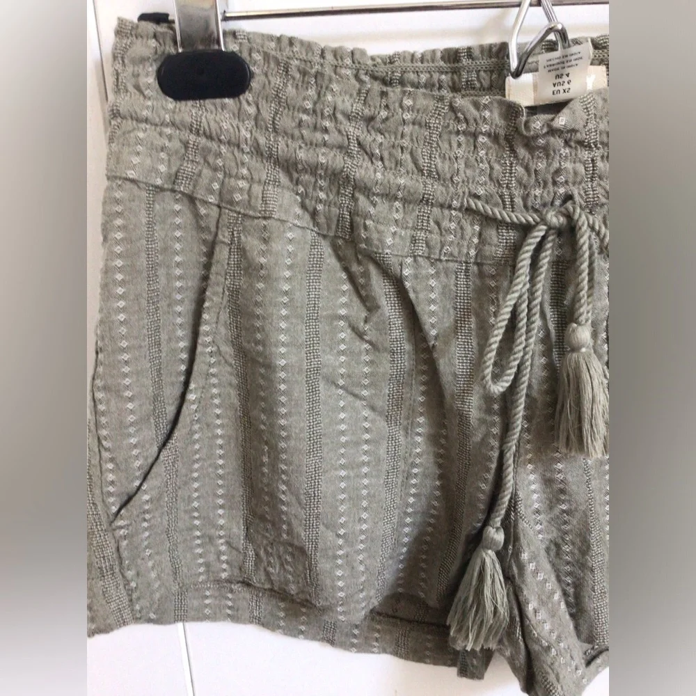 Roxy Shorts Size 4 w/embroidery NWOT - Picture 2 of 4